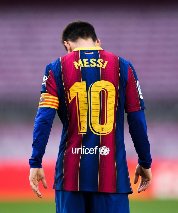 BARCELONA, SPAIN - MAY 16: Lionel Messi of FC Barcelona shows his dejection during the La Liga Santander match between FC Barcelona and RC Celta at Camp Nou on May 16, 2021 in Barcelona, Spain. Sporting stadiums around Spain remain under strict restrictions due to the Coronavirus Pandemic as Government social distancing laws prohibit fans inside venues resulting in games being played behind closed doors. (Photo by David Ramos/Getty Images)